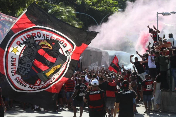 Torcida do Flamengo se aglomera antes de embarque do time para SP