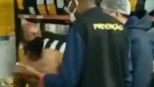 Homem negro tira roupa em supermercado para provar que não furtou (1)