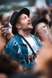 O jeans foi visto com frequência no público do festival 