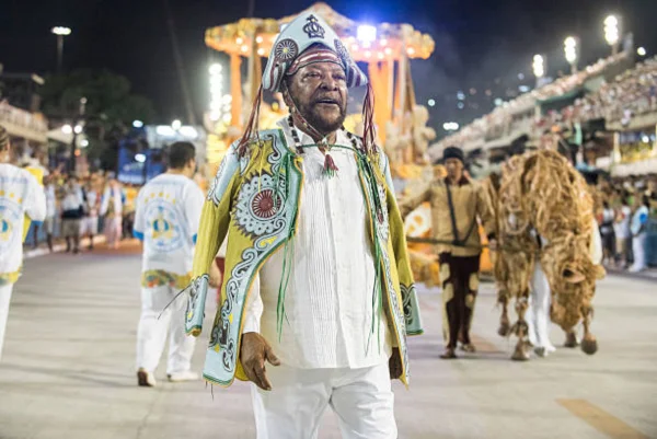 homem idoso negro em escola de samba no rio