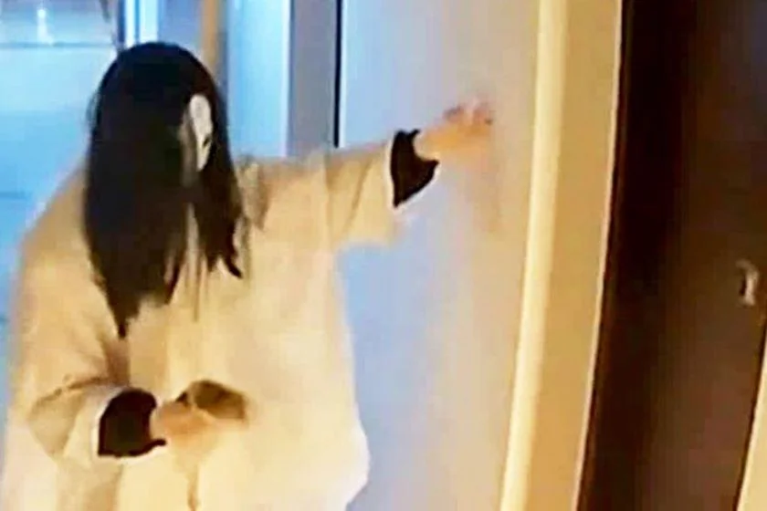 Mulher se assusta ao ver suposto espírito abraçá-la em foto Mulher se assusta ao ver suposto espírito abraçá-la em foto