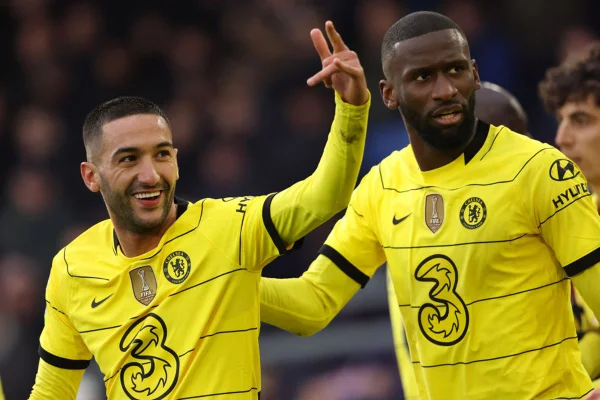 Zyiech e Rudiger comemoram gol do Chelsea na Premier League