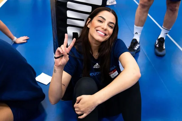 Imagem colorida de Key Alves sentada