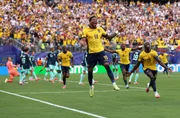 Gonzalo Plata e demais jogadores do Equador comemorando gol na Alemanha