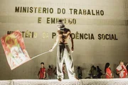 Sem camisa, de calça de moletom e com o rosto coberto, o estudante da UnB viralizou nas redes sociais após participar de manifestação na capital federal. Sem camisa, de calça de moletom e com o rosto coberto, o estudante da UnB viralizou nas redes sociais após participar de manifestação na capital federal.