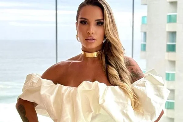 Taty Zatto posa com look branco escolhido para a virada do ano - Metrópoles