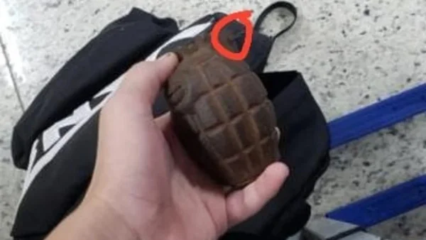 Aluno de 13 anos segura granada na mão, próximo de mochila em escola - Metrópoles