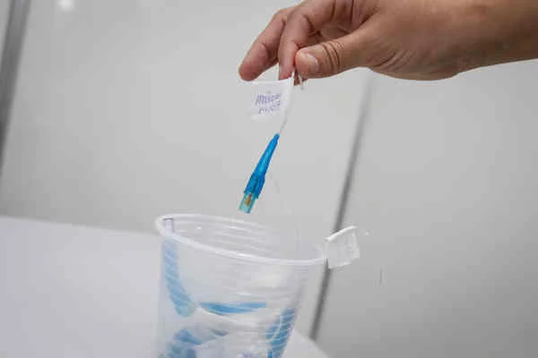 Bruna elaborou um suporte personalizado em cada talher para facilitar o processo de alimentação Bruna elaborou um suporte personalizado em cada talher para facilitar o processo de alimentação