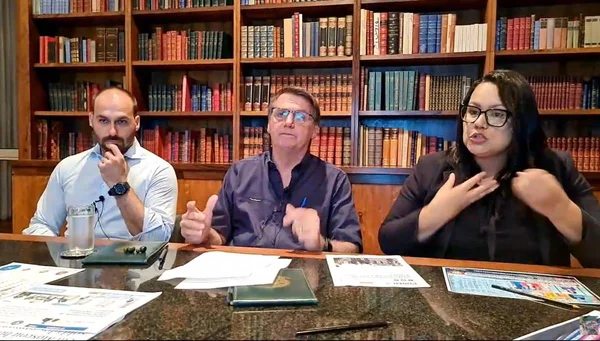 Após voltar ao Brasil e sobrevoar Petrópolis, Bolsonaro faz live