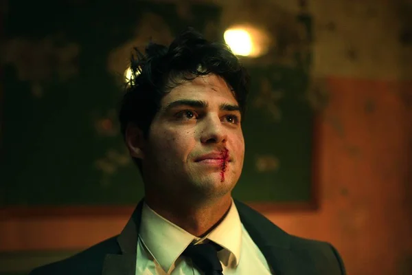 Noah Centineo como Owen Hendricks em O Recruta