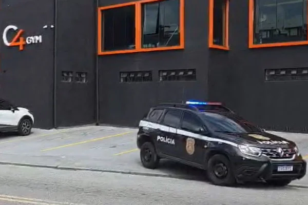 Imagem colorida fachada academia interditada pela Polícia Civil