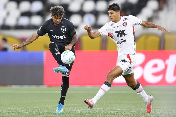 Em jogo movimentado, Botafogo e Vitória empatam pelo Brasileirão - destaque galeria Em jogo movimentado, Botafogo e Vitória empatam pelo Brasileirão - destaque galeria