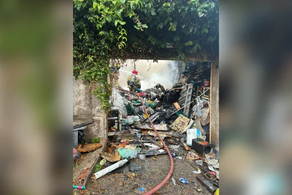 Incêndio atinge depósito de recicláveis e assusta moradores em BH - destaque galeria Incêndio atinge depósito de recicláveis e assusta moradores em BH - destaque galeria