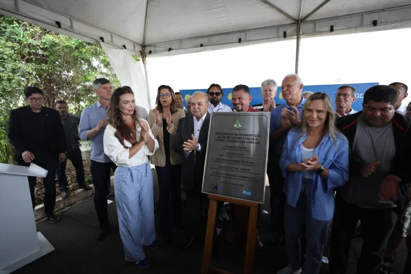 Ibaneis inaugura pavimento de via de acesso à escola no Sol Nascente