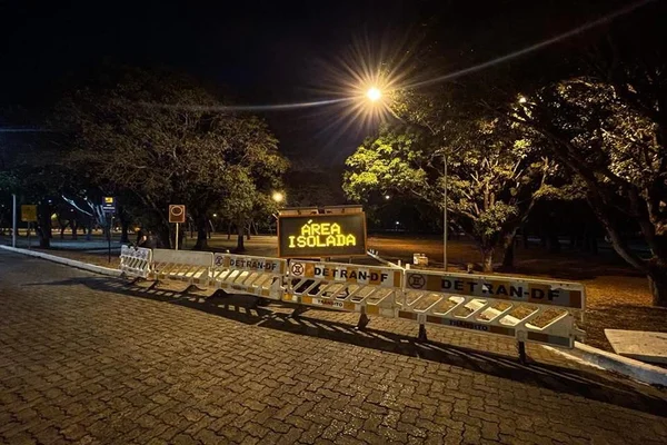 Estacionamento 4 do Parque da Cidade bloqueado com painel e grades por conta de risco de queda de árvores - Metrópoles