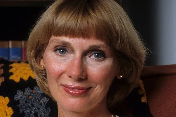 Foto colorida de Inga Swenson sorrindo e com o cabelo curto - Metrópoles