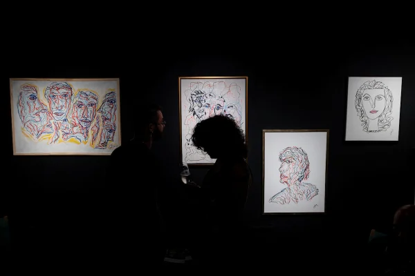 José Maciel recebe convidados em coquetel de abertura de exposição - destaque galeria