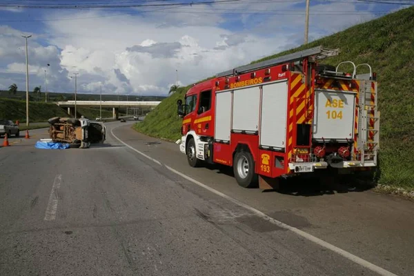 Capotamento deixa homem ferido no viaduto do Torto