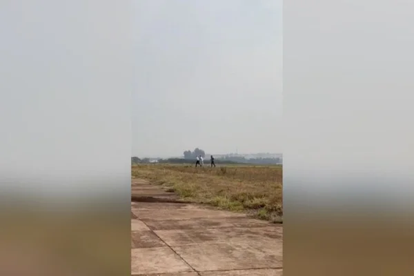 Vídeo: pessoas se desesperam ao presenciar queda de avião em Piracicaba