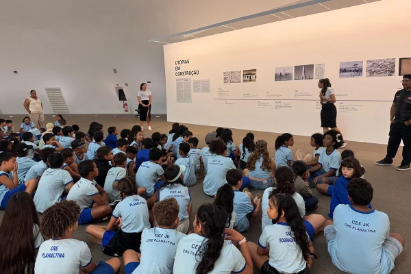 Estudantes na exposição Utopias