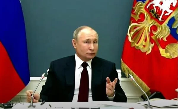 Falha técnica interrompe discurso de Macron e pega Putin de surpresa