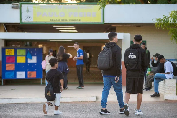 Aulas perdidas durante greve dos professores serão repostas aos sábados
