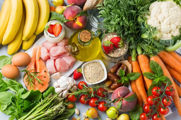 Foto de uma nutrição equilibrada para dieta mediterrânea. Variedade de ingredientes alimentares saudáveis para cozinhar em uma mesa de cozinha - Metrópoles