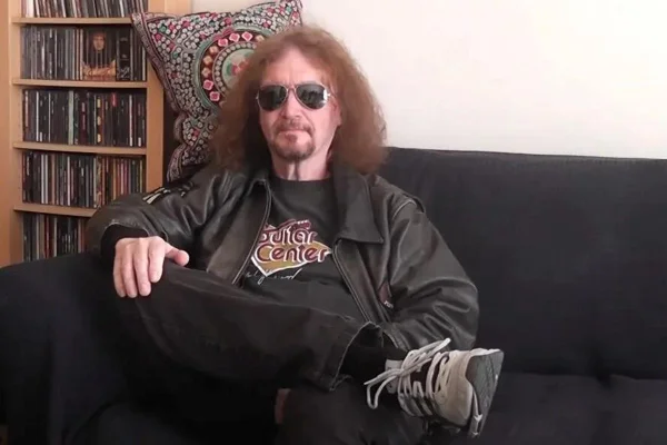Foto colorida de Les Binks, ex-Judas Priest - Metrópoles