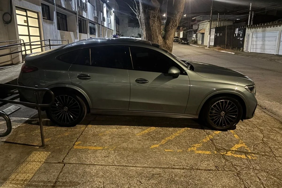 Mercedes-Benz GLC 300 de Deolane apreendida pela PM Mercedes-Benz GLC 300 de Deolane apreendida pela PM