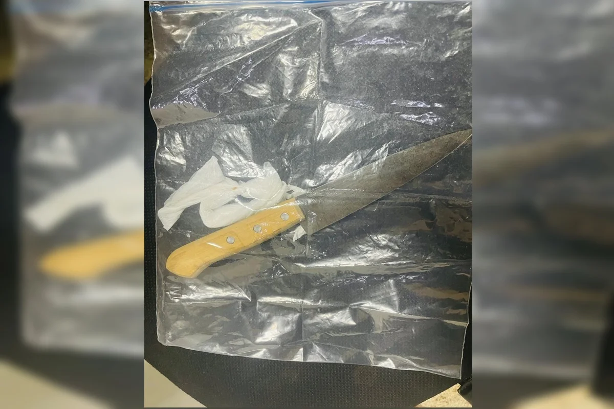 O suspeito foi preso com a faca usada no crime O suspeito foi preso com a faca usada no crime