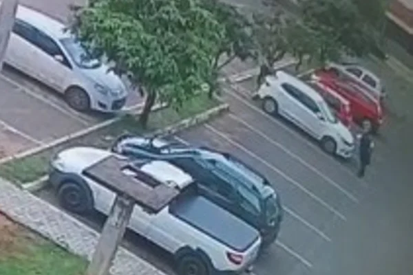 Vídeo: motorista é rendida e tem carro roubado em frente a escola