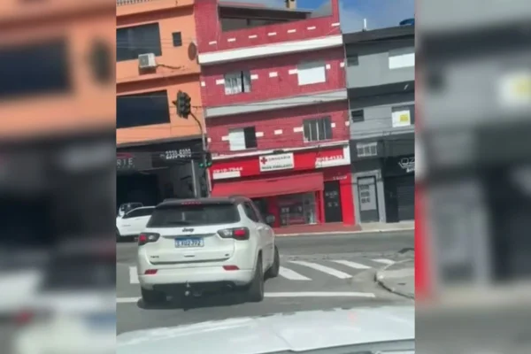 Adolescente é apreendido após fugir da PM dirigindo carro furtado