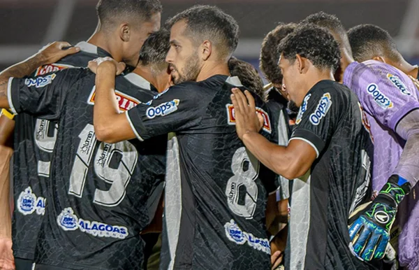 Foto colorida do time do ASA-AL - Metrópoles