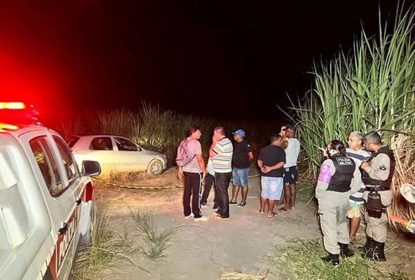 pessoas aglomeradas perto de viatura