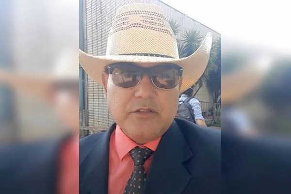 Homem de chapéu branco e óculos de sol