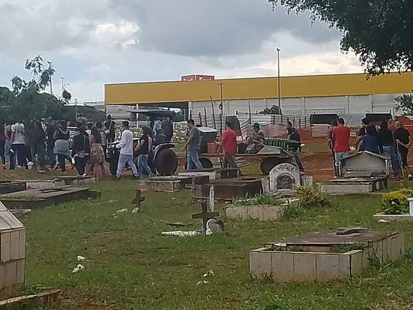 O cortejo seguiu emocionado O cortejo seguiu emocionado