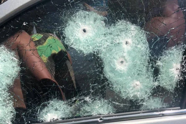 Carro de ex-PM é atingido por vários tiros de fuzil na Barra da Tijuca