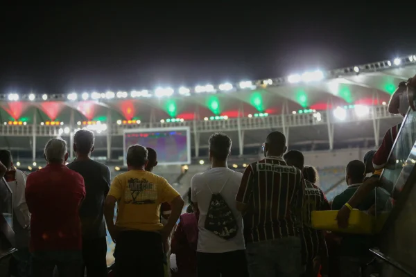 Torcida do Fluminense critica o clube após acatar pedido do Flamengo