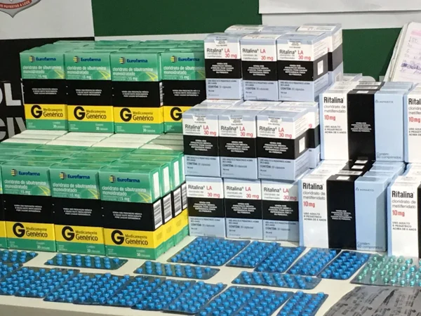 Polícia Civil apreende mais de 7 mil comprimidos de venda proibida. Cinco pessoas são presas