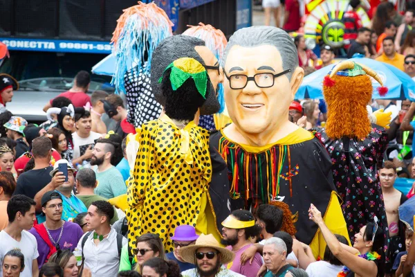 Bonecos gigantes em bloco de Carnaval