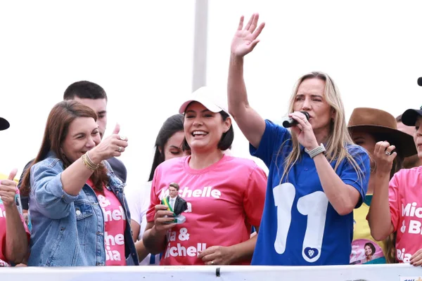 Celina e Michelle fazem “Motociata da Liberdade” na véspera do 1º turno - destaque galeria