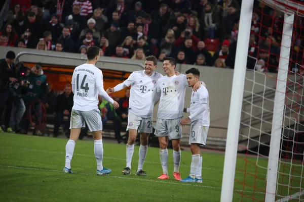 Coutinho marca, Bayern goleia Düsseldorf e cola na liderança