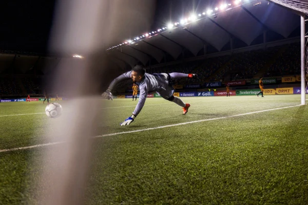 Goleiro pula para salvar bola