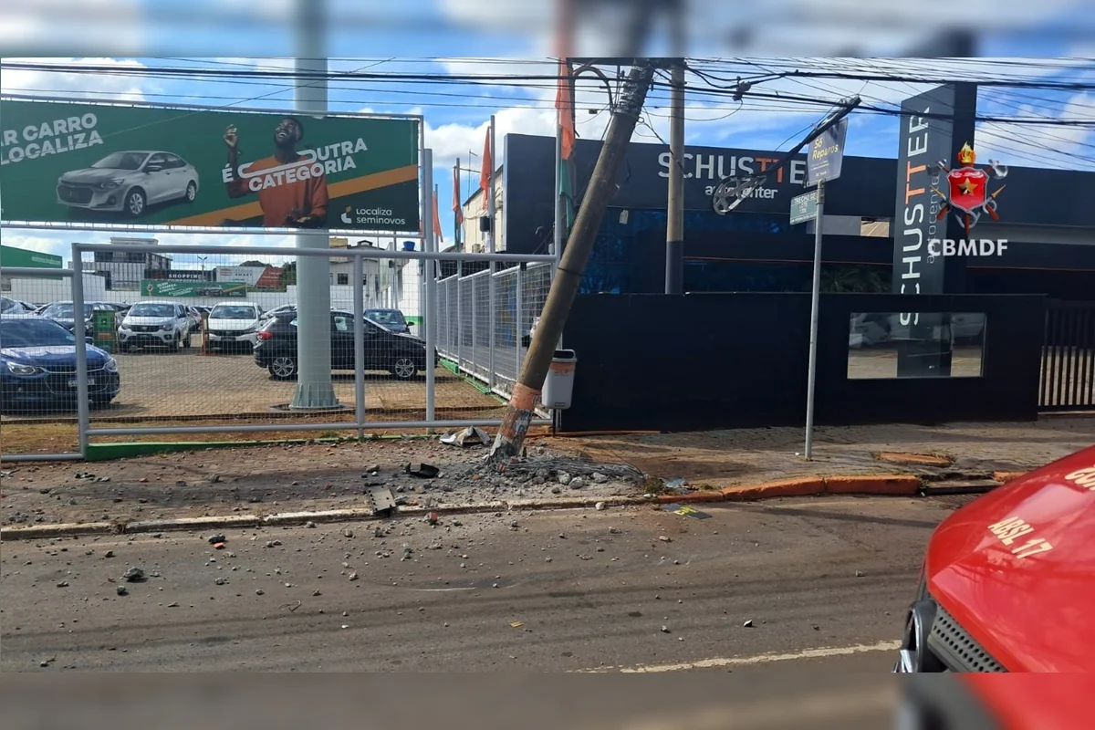 Poste atingido pela van Poste atingido pela van