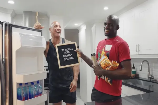 The Rock dá apartamento para lutador que dormia em sofá de academia