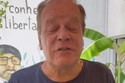 Chico Pinheiro grava vídeo para as redes sociais Chico Pinheiro grava vídeo para as redes sociais