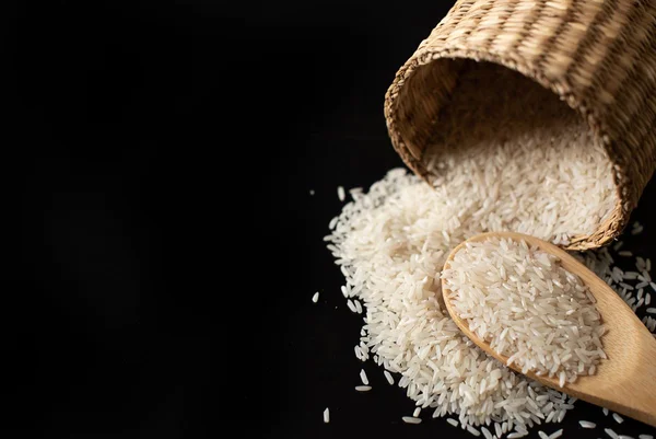 Imagem colorida de arroz espalhado em um fundo preto - Metrópoles