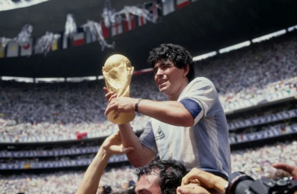 Imagem colorida de Maradona com a taça da Copa do Mundo- Metrópoles