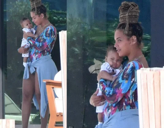 Gêmeos de Beyoncé são vistos em público pela primeira vez - imagem 2 Gêmeos de Beyoncé são vistos em público pela primeira vez - imagem 2