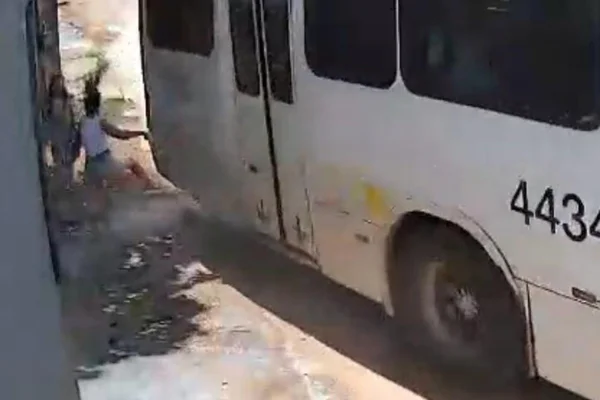 De pé em parada, mulher é atingida e derrubada por rabeira de ônibus
